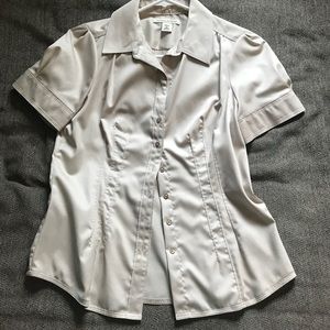 Short sleeved blouse.